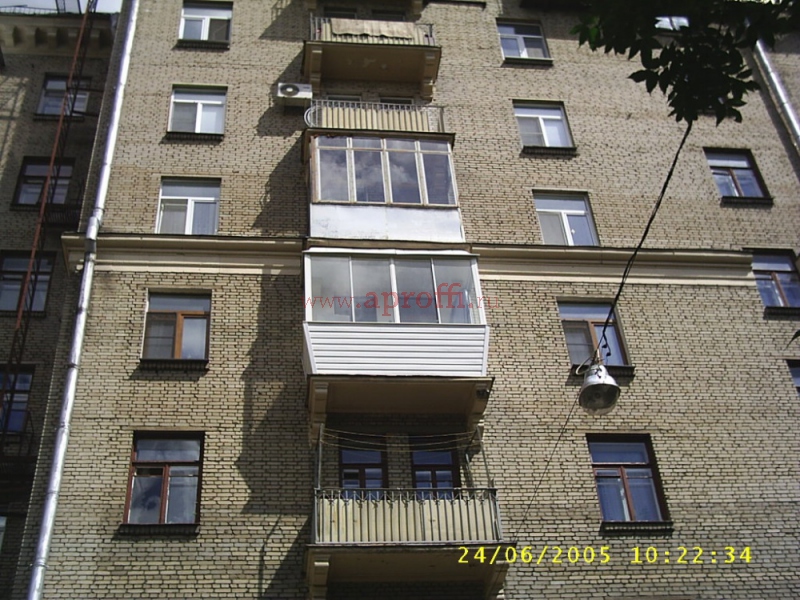 Установка финского остекления с выносом в сталинском доме на балконе с ригелями