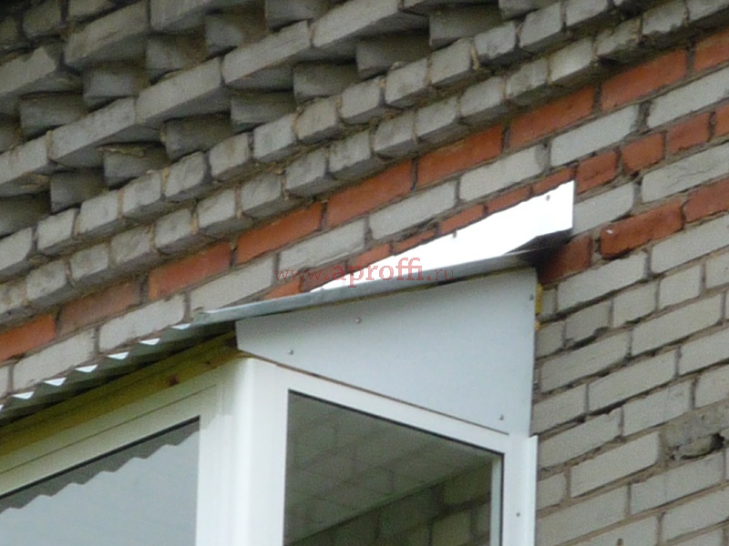 Примыкание конька крыши к стене дома