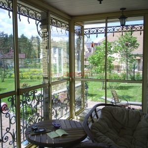Терраса с раздвижными дверьми и тонированным стеклом